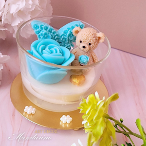 MAŁA ŚWIECA MIŚ Z RÓŻĄ (wersja niebieska)