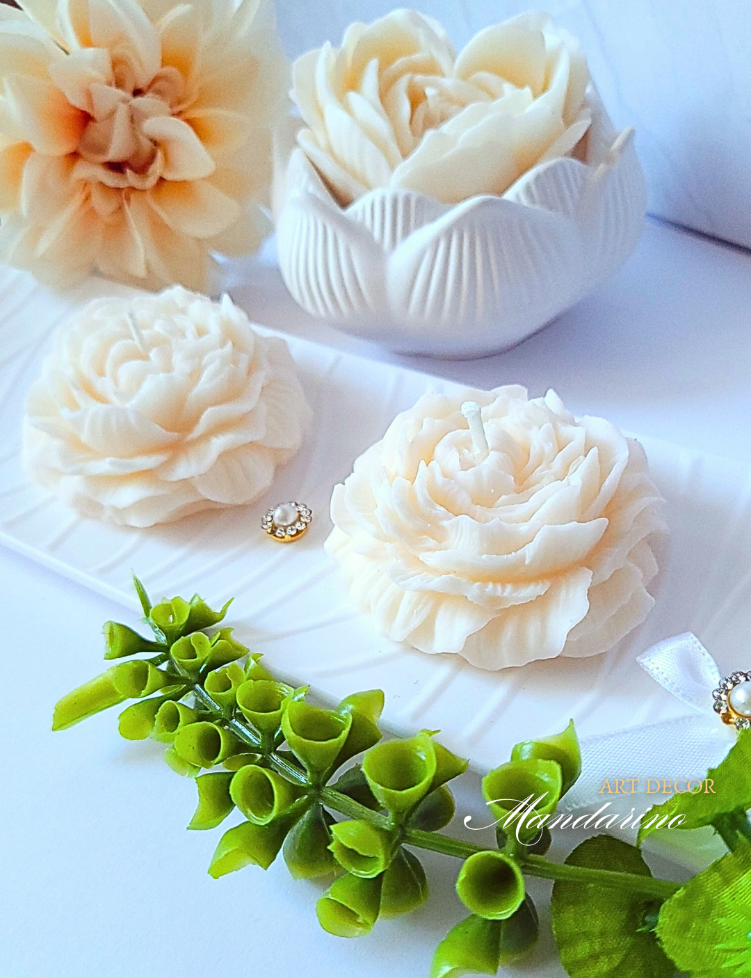 PEONIA w tiulu z personalizowaną zawieszką na Komunię