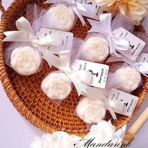 Świece Piwonie 3D w tiulu (białe) na podziękowania Komunia