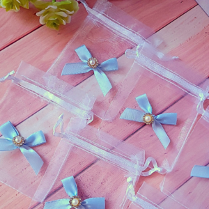 Woreczki prezentowe organza z niebieską kokardą