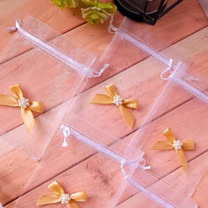 Woreczki prezentowe organza ze złotą kokardą