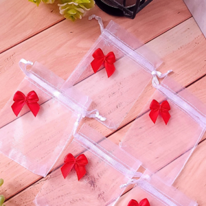 Woreczki prezentowe organza z czerwoną kokardą