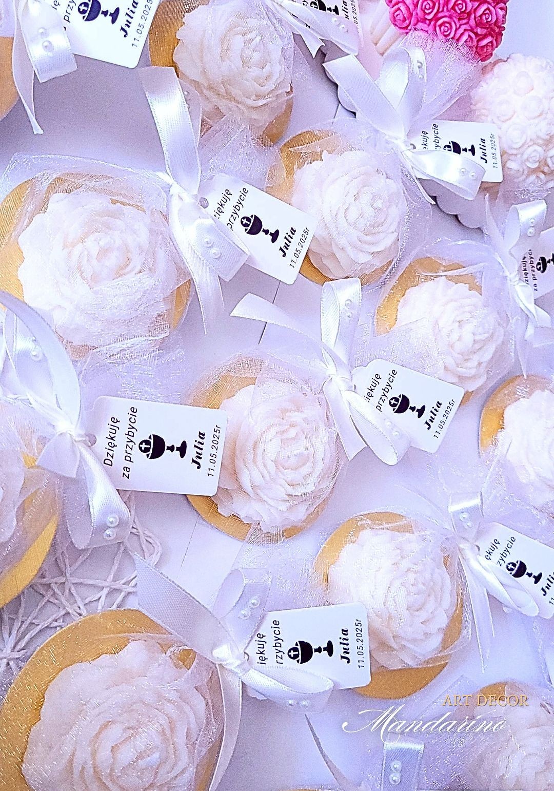 PEONIA w tiulu z personalizowaną zawieszką na Komunię - obrazek 4