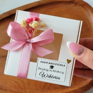 DUŻA PIWONIA W PUDEŁKU – Eleganckie podziękowania